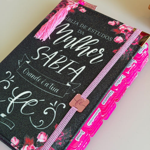 Bíblia Da Mulher Sábia De Estudos 100% Glitter Preta Com Abas Adesivas + Elástico + Marca Páginas