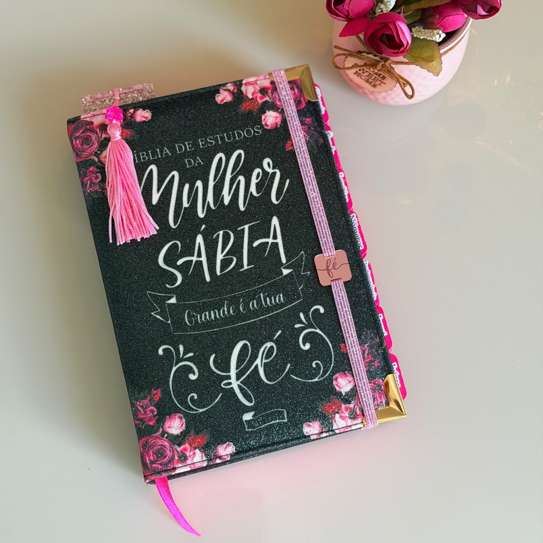 Bíblia Da Mulher Sábia De Estudos 100% Glitter Preta Com Abas Adesivas + Elástico + Marca Páginas