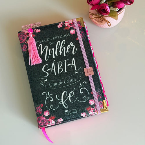 Bíblia Da Mulher Sábia De Estudos 100% Glitter Preta Com Abas Adesivas + Elástico + Marca Páginas